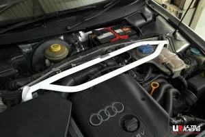 Ultra Racing Audi A4 B5 95-00 1.8 2WD UltraRacing 2P Front Upper Strutbar, référence TW2-3325
