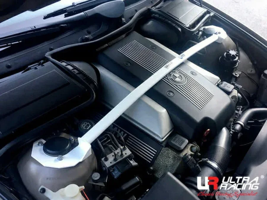Ultra Racing BMW 5-Series E39 M5 UltraRacing 2-Point Front Upper Strutbar, référence URKR-TW2-3061