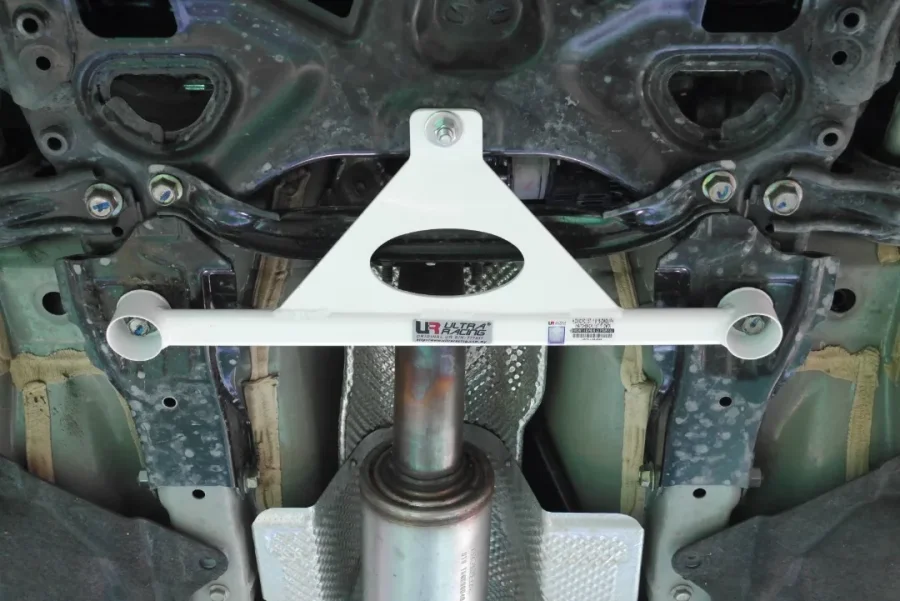 Ultra Racing Honda Civic FK8/ FK/FC 15+ 3P Ultra-R Front Subframe Bar, référence URTH-LA3-3524