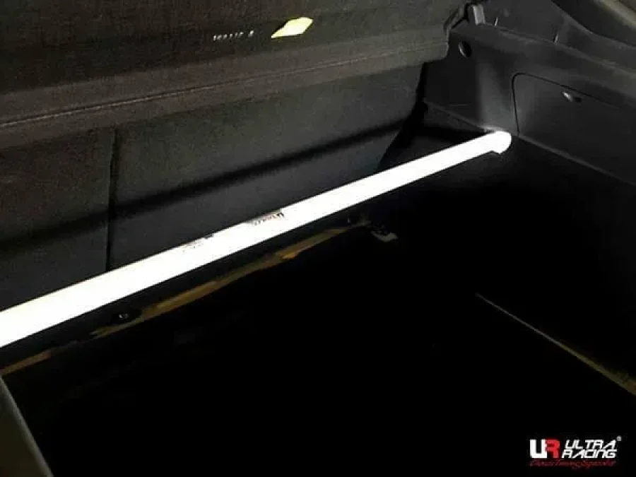 Ultra Racing Renault Megane III RS UltraRacing Rear Upper Strutbar, référence RE2-3886