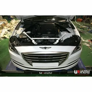 Ultra Racing Hyundai Genesis (DH) 3.8 V6 15-16 (4WD) Front Strut Bar, référence URKR-TW4-2748
