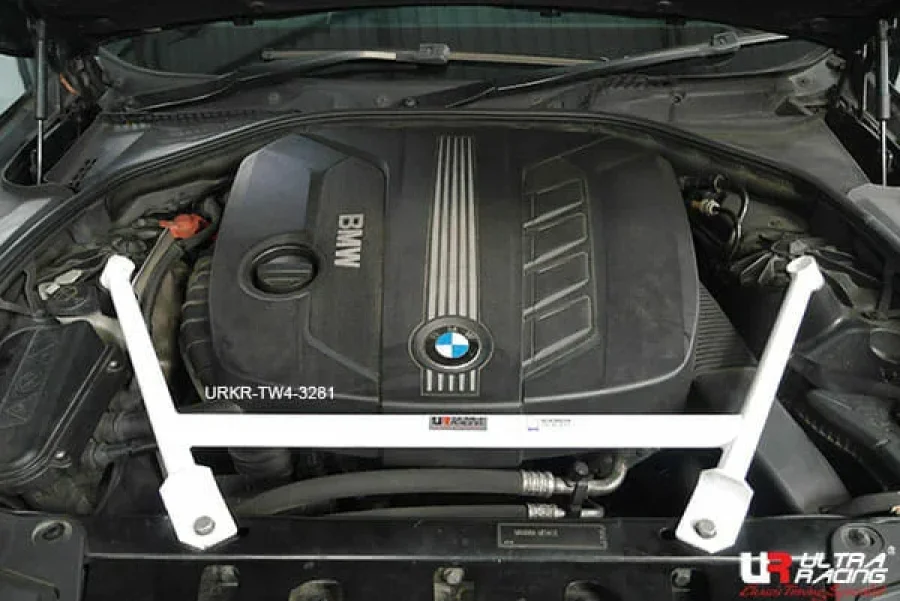 Ultra Racing BMW 520 2.0D F11 10+ UltraRacing 4P Front Upper Strutbar, référence URKR-TW4-3281