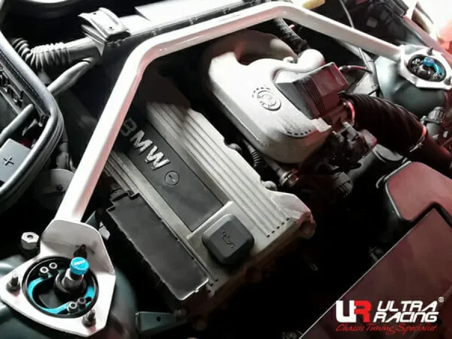 Ultra Racing BMW Z3 E37 Front Upper Strut Bar, référence URTW-TW2-2971