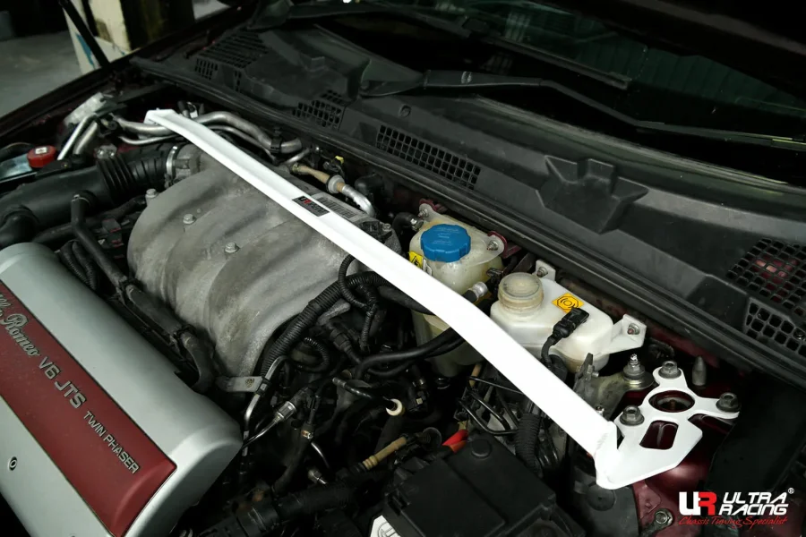 Ultra Racing Alfa Romeo 159 05+ / Brera Ultra-R Front Upper Strut Bar, référence TW2-3502