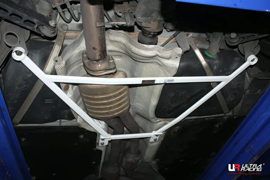 Ultra Racing BMW 1 04-11 E87 UltraRacing Rear Lower Brace, référence URKR-RL4-3305