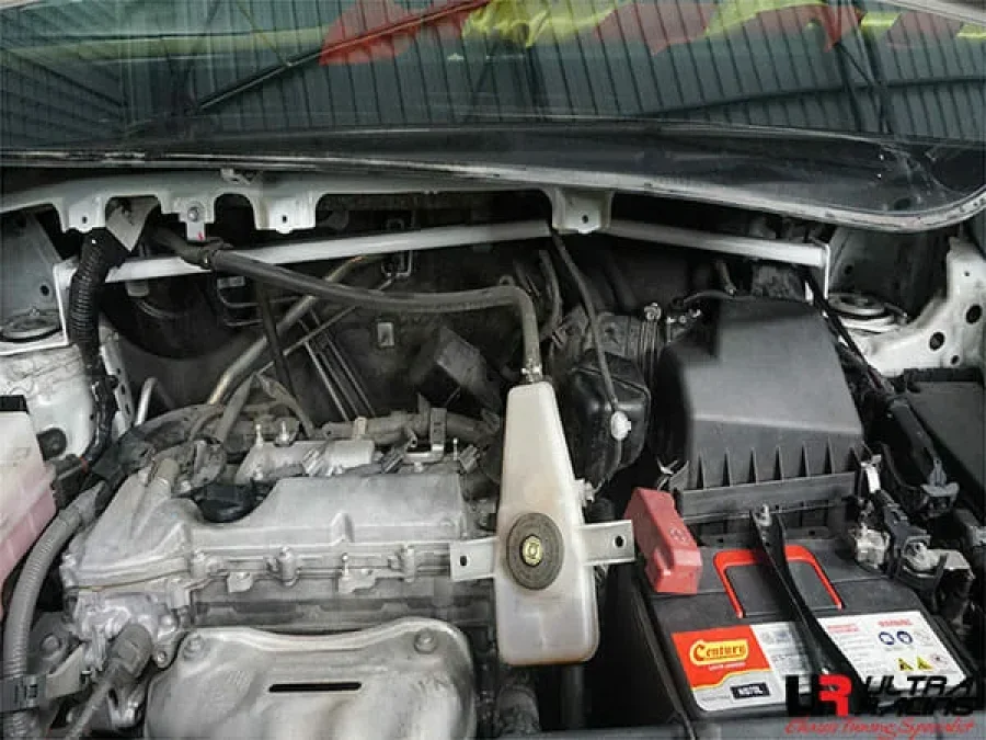 Ultra Racing Toyota Alphard AH30 Ultra Racing Front Upper Strutbar, référence TW2-3481