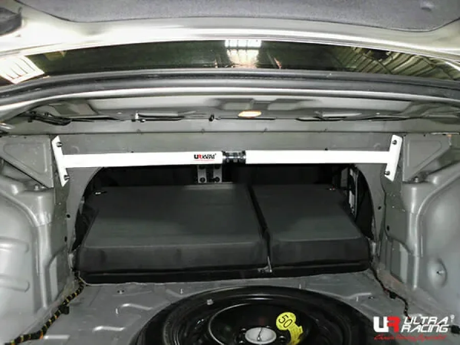 Ultra Racing Volvo S40 2.4 07-12 Facelift Ultra Racing Rear Strutbar, référence RE2-3199A