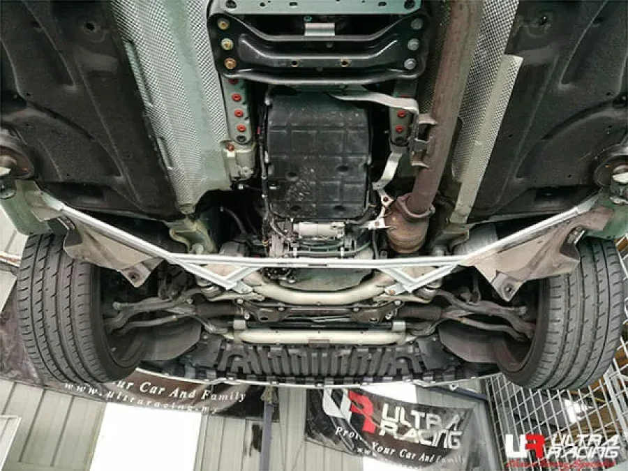 Ultra Racing Mercedes E350 W212 13-16 Ultra-R Front Lower Brace, référence URTW-LA4-3328