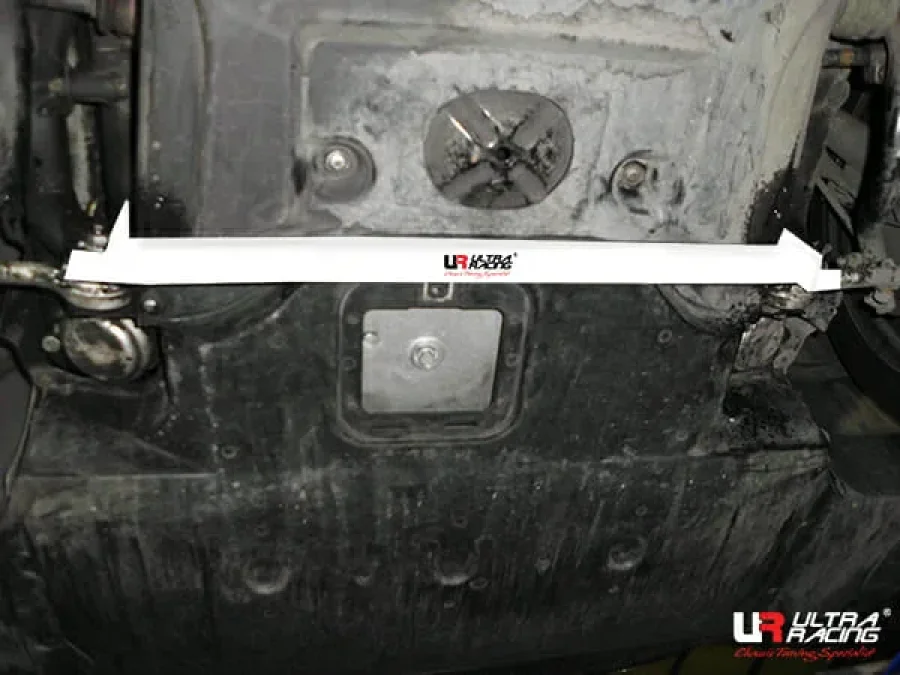 Ultra Racing BMW E39 M5 Ultra Racing Front Lower Bar 3062, référence URKR-LA2-3062