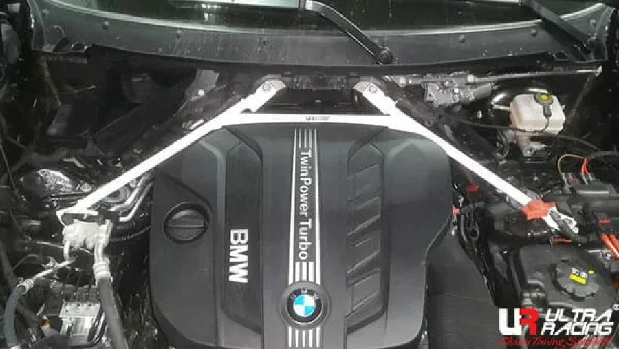 Ultra Racing BMW F15 (X5-xDrive40e) 2.0T/2.5D/3.5 15-18/F16 X6 3.0TT 15-19 4WD UltraRacing 4-Point Front Upper Strutbar (3408), référence URTW-TW4-3408