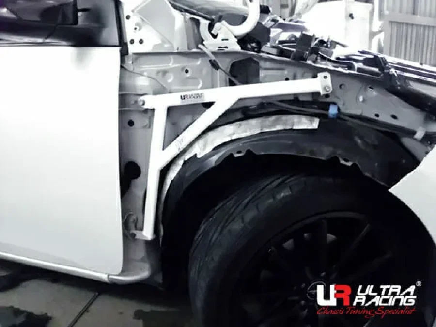Ultra Racing Toyota Corolla Altis (E170) 1.8/2.0 2WD 13-18 UltraRacing 3-Point Fender Brackets (540P), référence FD3-3540P