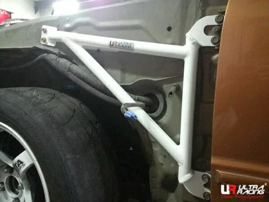 Ultra Racing Ford Tierra (KJ) 1.6 94-98/Mazda Protege 1.6 98-03 2WD UltraRacing 3-Point Fender Brackets (2895P), référence URTW-FD3-2895P