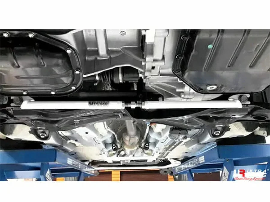 Ultra Racing Toyota Vios (XP90) 1.5 07-13/Yaris (XP90) 1.5 HB 05-13 2WD MT 07-13 UltraRacing 2-Point Front Lower Tiebar (3103A), référence LA2-3103A