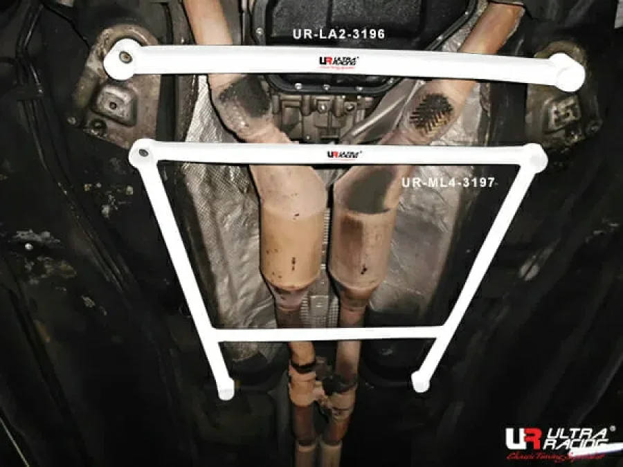 Ultra Racing Audi A6 C5 (TYP 4B) 2.4 V6 2WD 97-04 UltraRacing 2-Point Front Lower Tiebar (3196), référence LA2-3196