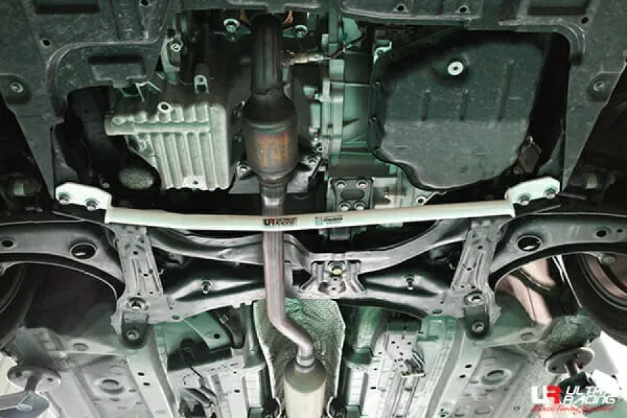 Ultra Racing Toyota Sienta (XP170) 1.5 2WD 15+ UltraRacing 2-Point Front Lower Tiebar (3799), référence LA2-3799