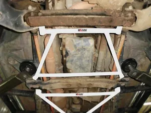 Ultra Racing Mitsubishi Storm L200 3.0 4WD 96-06 UltraRacing 4-Point Front Lower Brace (2597), référence LA4-2597
