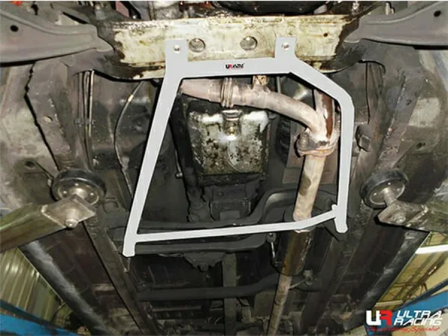 Ultra Racing Suzuki Vitara (ET) 2.0-H20A V6 4WD 88-98 UltraRacing 4-Point Front Lower Brace (2772), référence LA4-2772
