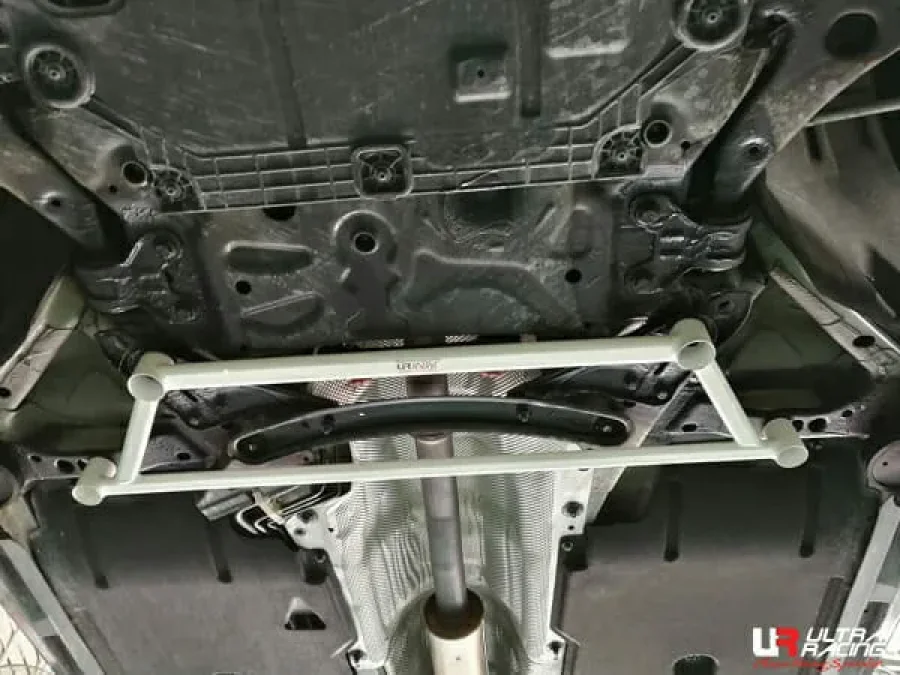 Ultra Racing Volvo V40 T4 1.6 12-16/T5 2.0 16-19 2WD/4WD UltraRacing 4-Point Front Lower Brace (3954), référence LA4-3954