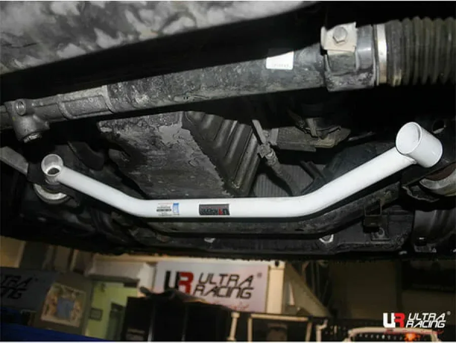 Ultra Racing Ssangyong Chairman W 3.6 2WD/4WD 08-17 UltraRacing 2-Point Front Lower Tiebar (3266), référence URKR-LA2-3266