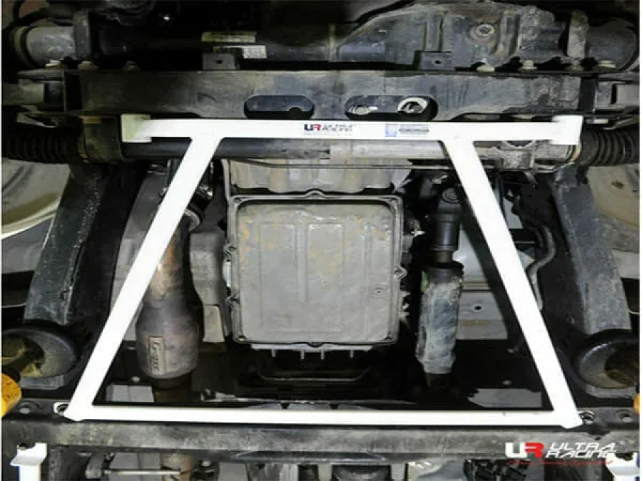 Ultra Racing Ssangyong Korando Sport 2.0D 12-18/Rexton 2.0D/2.7D 06-12 2WD UltraRacing 4-Point Front Lower Brace (2175), référence URKR-LA4-2175
