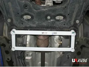 Ultra Racing Renault Samsung SM3 1.6 2WD 09-12/Samsung FL 1.6 12-20 UltraRacing 4-Point Front Lower Brace (2240), référence URKR-LA4-2240