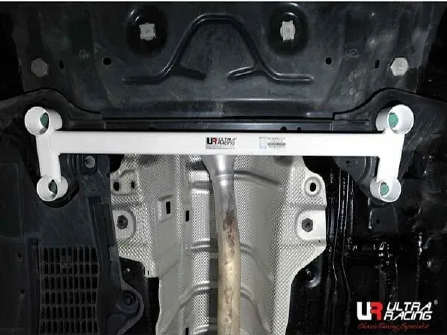 Ultra Racing Renault Samsung SM5 (L43) 1.6T FL 15+/SM7 2.5 11-12 UltraRacing 4-Point Front Lower Brace (2245), référence URKR-LA4-2245