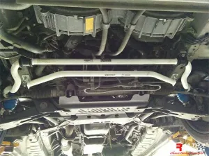 Ultra Racing Toyota Commuter (H200) 2.5D 2WD 09-14 UltraRacing 2-Point Front Lower Tiebar (2824), référence URTH-LA2-2824