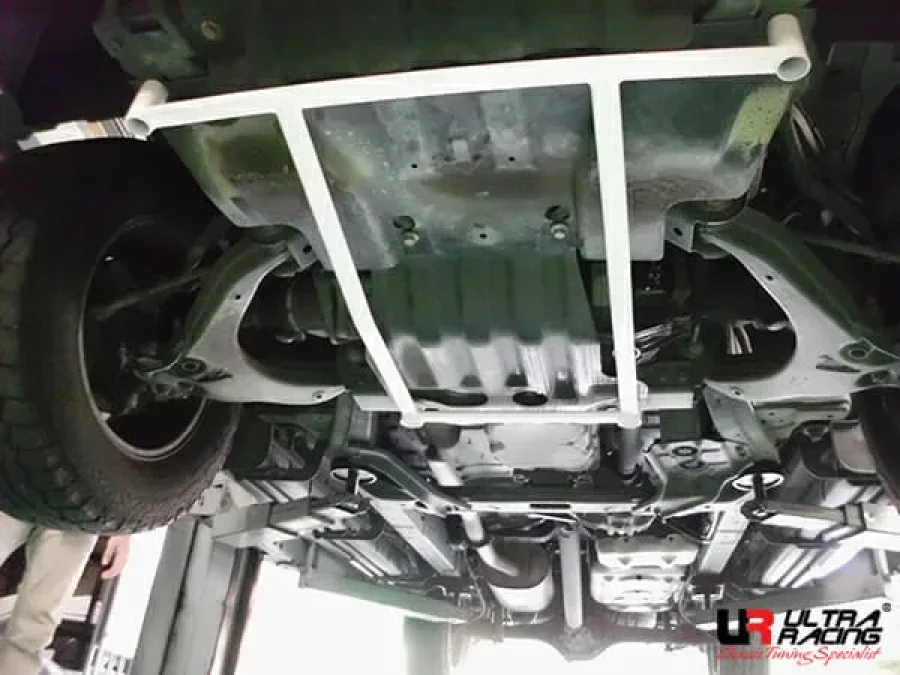 Ultra Racing Chevrolet Colorado (RG) 2.8D 4WD 11+ UltraRacing 4-Point Front Lower Brace (3831), référence URTH-LA4-3831