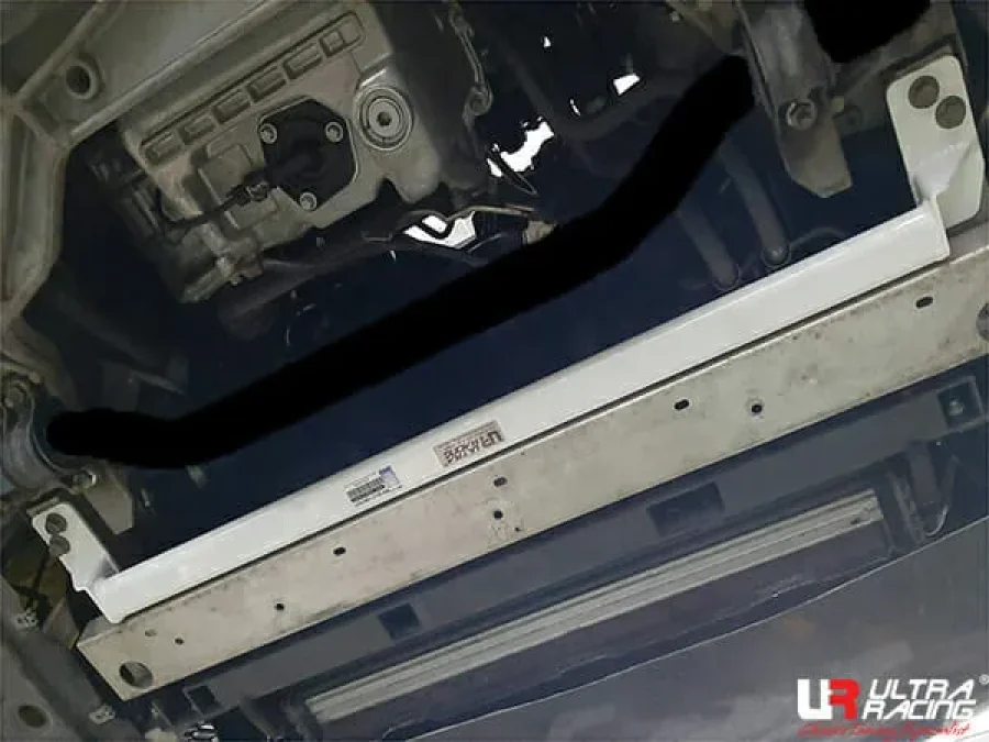 Ultra Racing Infiniti Q50 S (V37) 2.0T 2WD FL 16+ UltraRacing 2-Point Front Lower Tiebar (3999), référence URTW-LA2-3999