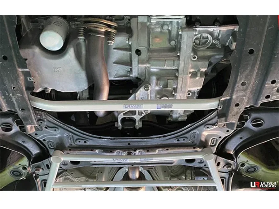 Ultra Racing Suzuki Swift Sport (A2L414) 1.4 2WD 17+ UltraRacing 2-Point Front Lower Tiebar (4009), référence URTW-LA2-4009