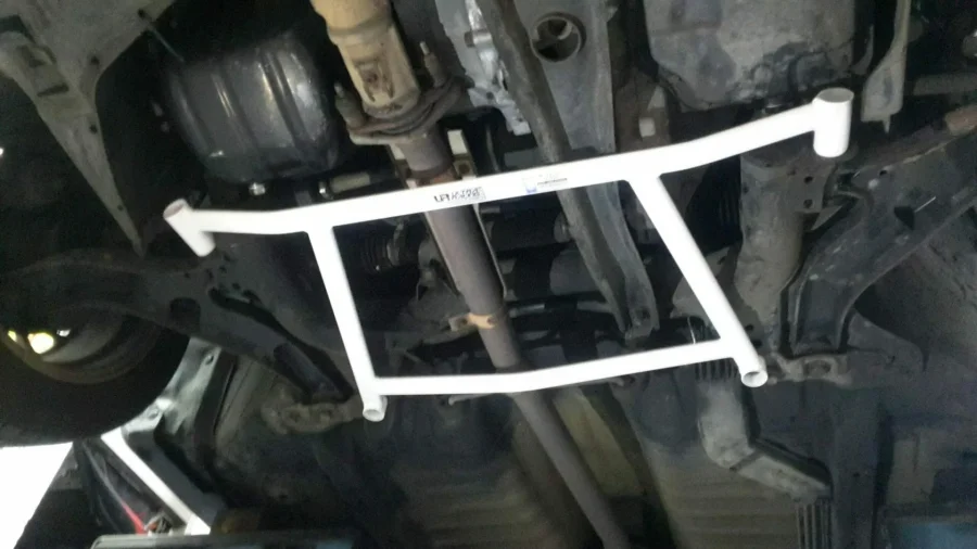 Ultra Racing Ford Tierra (KJ) 1.6 94-98/Mazda Protege 1.6 98-03 2WD UltraRacing 4-Point Front Lower Brace (2896), référence URTW-LA4-2896