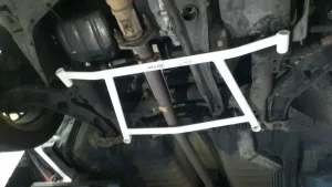Ultra Racing Ford Tierra (KJ) 1.6 94-98/Mazda Protege 1.6 98-03 2WD UltraRacing 4-Point Front Lower Brace (2896), référence URTW-LA4-2896