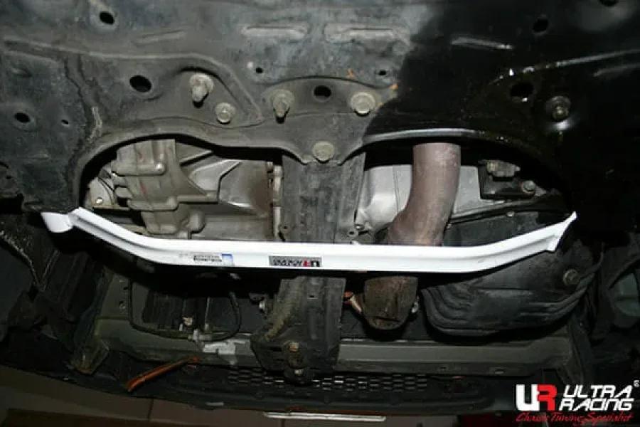 Ultra Racing Scion TC (AT10) 2.4 2WD 05-10 UltraRacing 2-Point Front Lower Tiebar (2464), référence URUS-LA2-2464