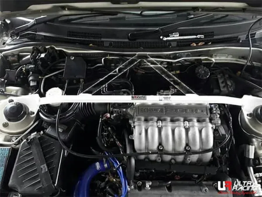 Ultra Racing Mercedes W169 A170 1.7 2WD 04-12/W245 B170 1.7 05-11UltraRacing 2-Point Front Upper Strutbar (111), référence TW2-111