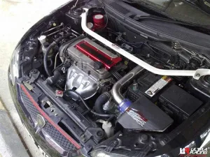 Ultra Racing Infiniti G35 (V35) 3.5 V6 03-06/Nissan Skyline 2.5 02-07 2WD UltraRacing 2-Point Front Upper Strutbar (195), référence TW2-195