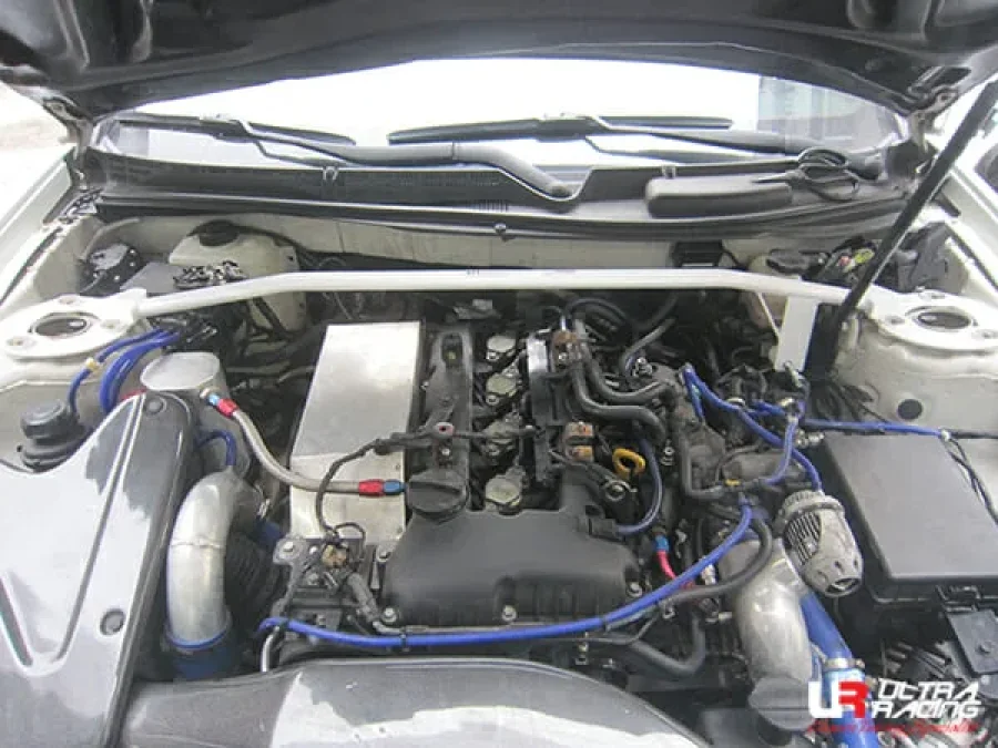 Ultra Racing Hyundai Genesis/Rohens Coupe (BK) 2.0T 2WD LHD 09-16 UltraRacing 2-Point Front Upper Strutbar (3319), référence TW2-3319