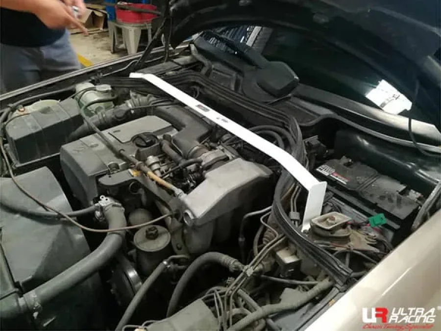 Ultra Racing Mercedes W210 E230 2.3 2WD 96-03 UltraRacing 2-Point Front Upper Strutbar (3497), référence TW2-3497
