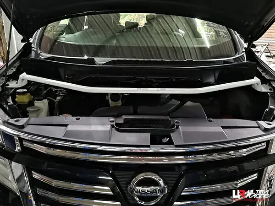 Ultra Racing Nissan Elgrand (E52) 3.5 V6 2WD 10+ UltraRacing 2-Point Front Upper Strutbar (3643), référence TW2-3643