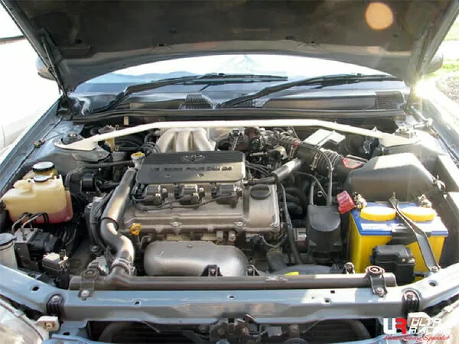 Ultra Racing Toyota Camry (XV30/ACV36R) 2.2 2WD 02-04 UltraRacing 2-Point Front Upper Strutbar (612), référence TW2-612