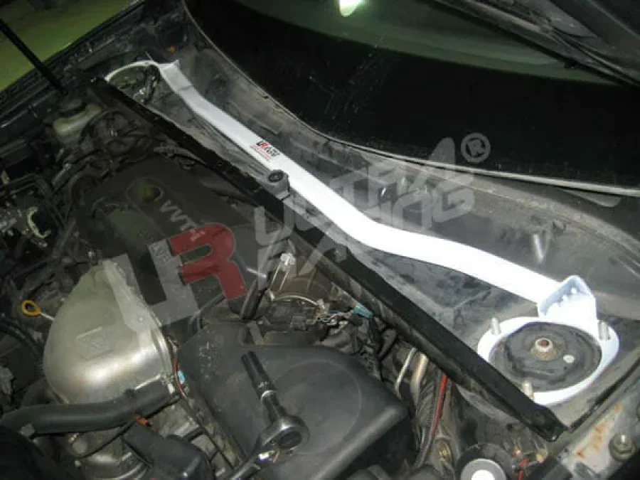 Ultra Racing Lexus RX 330 (XU30) 3.3 V6 4WD 03-08/Toyota Harrier 2.4/3.0 04-09 UltraRacing 2-Point Front Upper Strutbar (746), référence TW2-746