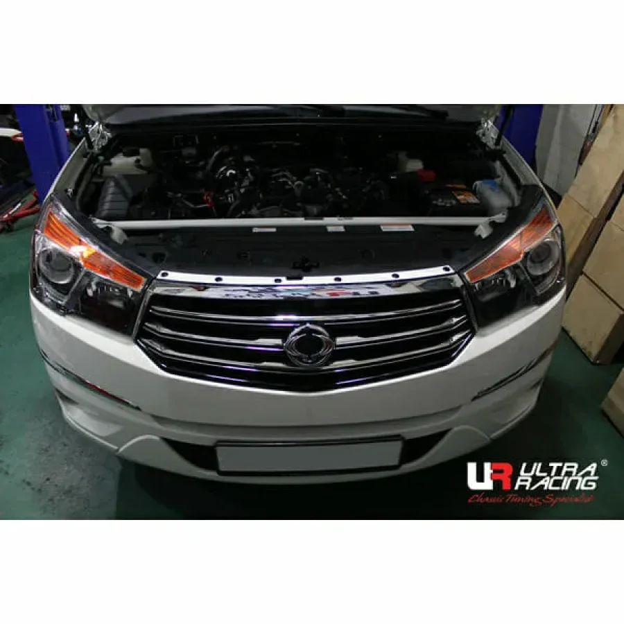 Ultra Racing Ssangyong Korando Turismo/Stavic 2.0D 4WD 12-18 UltraRacing 2-Point Front Upper Strutbar (2251), référence URKR-TW2-2251