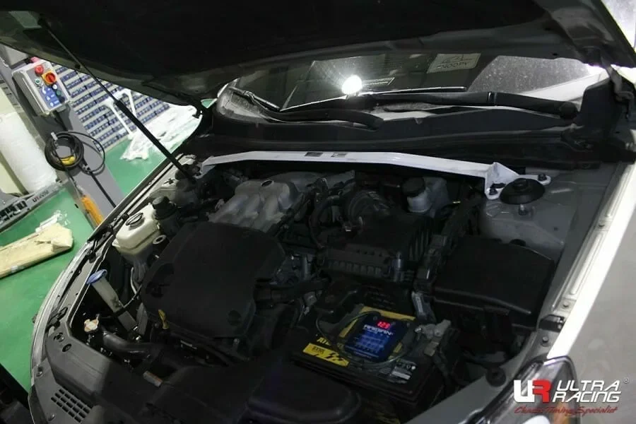Ultra Racing Kia Cadenza (VG) 2.4/3.0/3.3 09-16 2WD/Kia K7 3.0/3.3/3.5 09-16 UltraRacing 2-Point Front Upper Strutbar (2277), référence URKR-TW2-2277