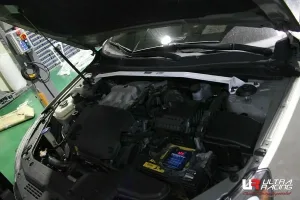 Ultra Racing Kia Cadenza (VG) 2.4/3.0/3.3 09-16 2WD/Kia K7 3.0/3.3/3.5 09-16 UltraRacing 2-Point Front Upper Strutbar (2277), référence URKR-TW2-2277