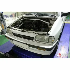 Ultra Racing Kia Pride (Y) 1.1 2WD 87-00 UltraRacing 2-Point Front Upper Strutbar (2689), référence URKR-TW2-2689