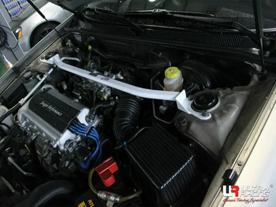 Ultra Racing Renault Samsung SM5 SM520 (KPQ/A32) 2.0 L4 2WD 98-05 UltraRacing 2-Point Front Upper Strutbar (2717), référence URKR-TW2-2717