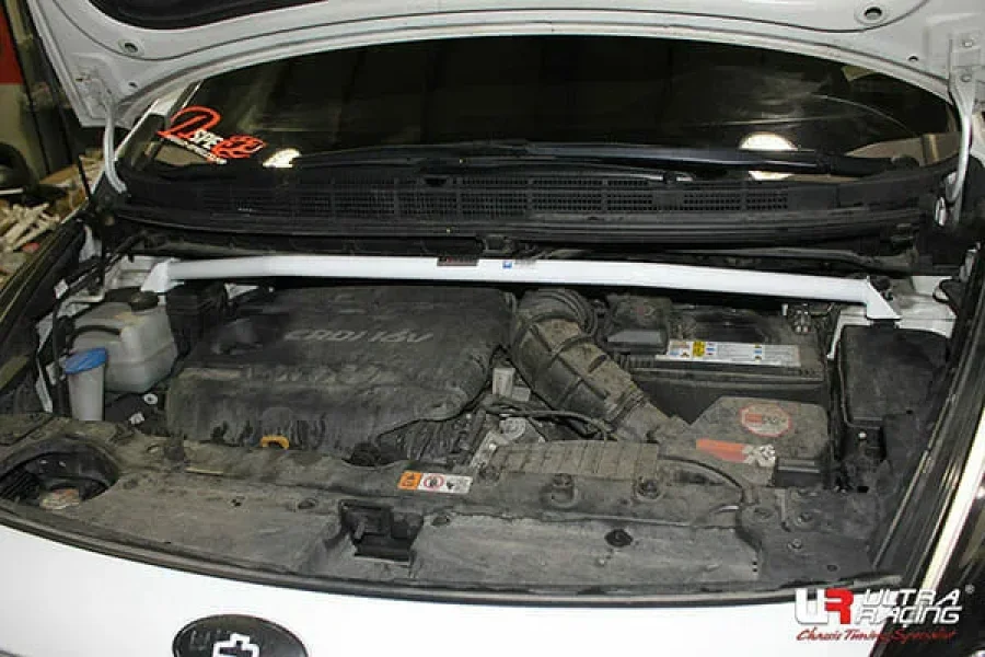 Ultra Racing Kia Carens (RP) 1.7D 2WD 13+ UltraRacing 2-Point Front Upper Strutbar (3016), référence URKR-TW2-3016