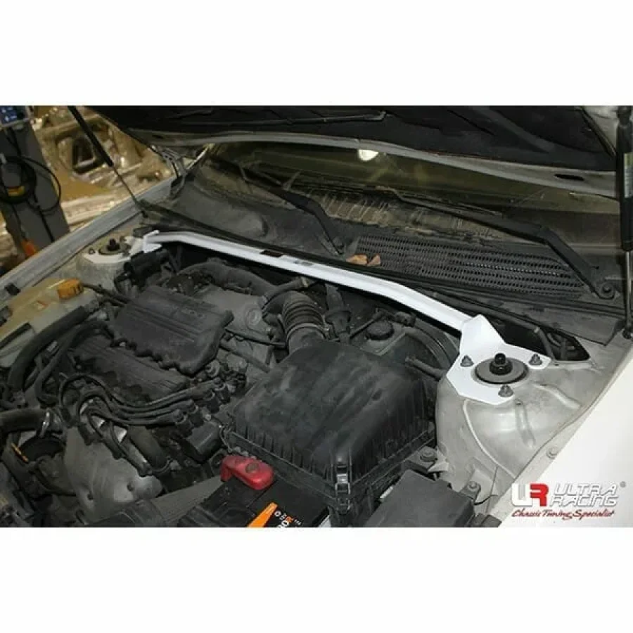 Ultra Racing Daewoo Magnus (V200) 2.0 2WD 00-06 UltraRacing 2-Point Front Upper Strutbar (3057), référence URKR-TW2-3057