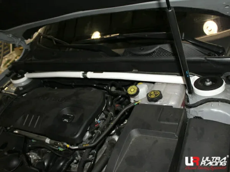 Ultra Racing Chevrolet Malibu 2.0D 2WD 13-15 UltraRacing 2-Point Front Upper Strutbar(3279A, référence URKR-TW2-3279A