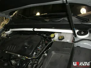 Ultra Racing Chevrolet Malibu 2.0D 2WD 13-15 UltraRacing 2-Point Front Upper Strutbar(3279A, référence URKR-TW2-3279A