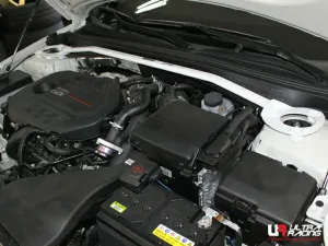 Ultra Racing Kia K7 (YG) 2.2D/2.4/2.5/3.0 16-21/Kia Optima 1.6T/1.7D/2.0 2WD 15-20 UltraRacing 2-Point Front Upper Strutbar (3313), référence URKR-TW2-3313